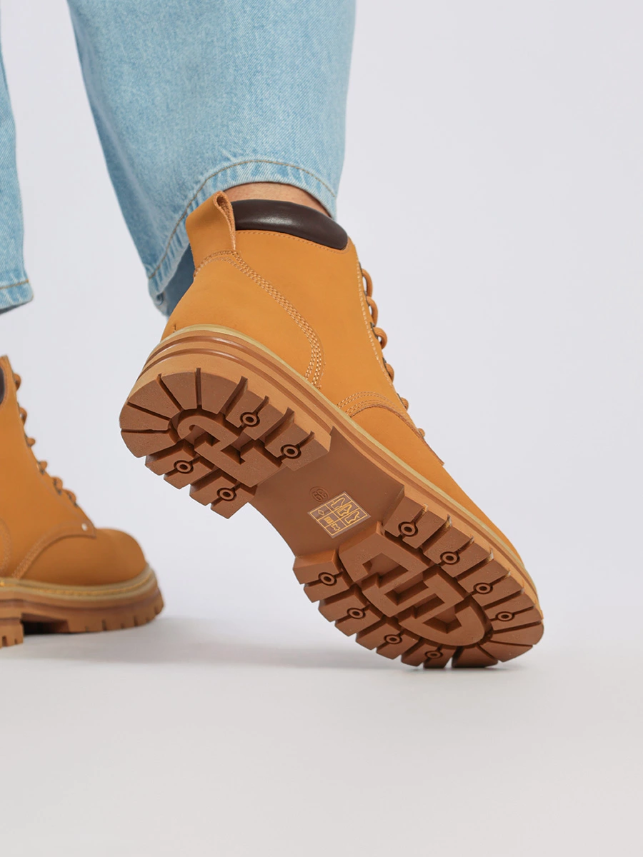 Ботинки-хайкеры желтого цвета со шнуровкой
